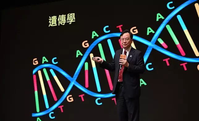 盧教授表示會在擔任校長後繼續進行科研工作，同時強調享受過程更重要，前提是準備好自己，積累知識。(治港新政FB圖片)