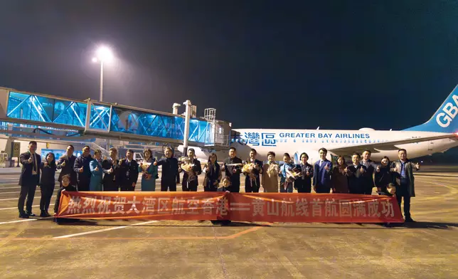 首航班機約於下午六時四十五分抵達黃山屯溪國際機場。黃山市政府黨組成員兼副市長張亞強先生（右十一）與一眾嘉賓，在大灣區航空行政總裁吳秀蘭女士（左十一）陪同下，熱烈歡迎首航班機。