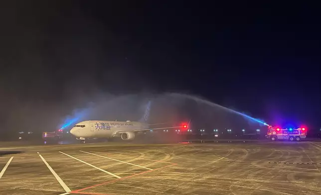 首航班機抵達黃山屯溪國際機場後，獲水門禮迎接，慶祝黃山航線首航成功。