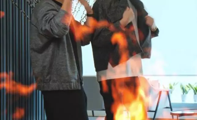 由信心十足，到後期崩潰放棄。