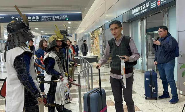 大灣區航空本港飛仙台首航班機，下午飛抵仙台機場，武士人物和吉祥物人偶在機場迎接首航乘客。巴士的報記者攝