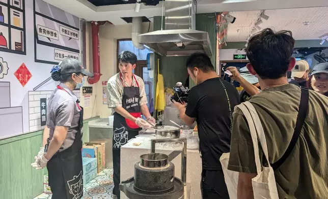 接受製作組的各種遊戲挑戰（CJ ENM提供圖片）