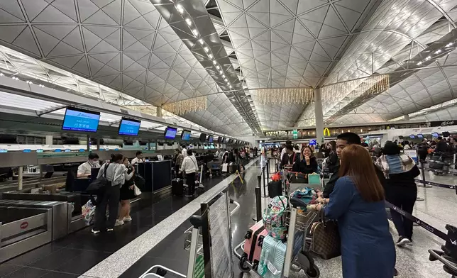 香港機場。巴士的報記者攝