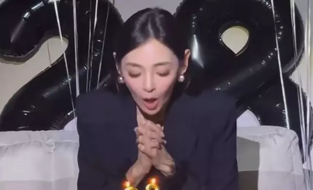 生日蛋糕上插着「28」數字蠟燭。