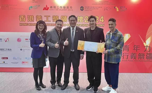 胡渭康聯同音樂人黃尚偉等多人組成「康樂同行」義工隊。