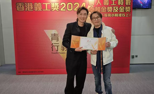 顏米羔熱心投入義務工作。