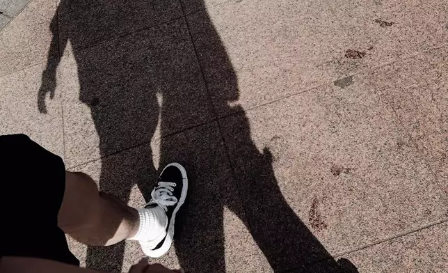 她再晒出一張拖住老公漫步相。