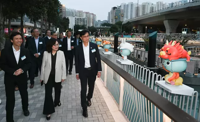 甯漢豪（前排左二）巡視河道。（發展局社交網站圖片）