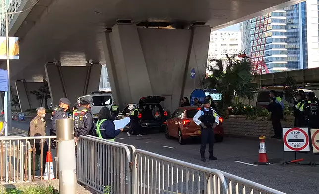 法院外部署警力，並截查路經車輛（巴士的報記者攝）