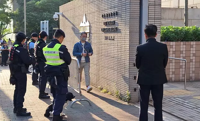 法院外部署警力（巴士的報記者攝）