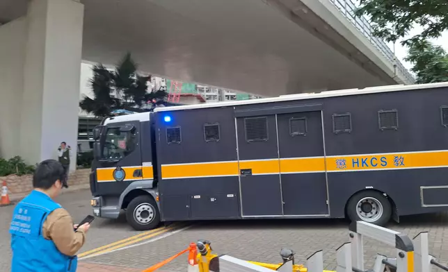 囚車駛離法院（巴士的報記者攝）