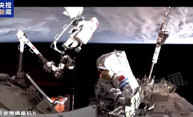 神舟十九號航天員乘組完成首次出艙活動。央視影片截圖