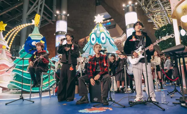 組合新人獎大熱ROVER快閃朗豪坊Full Band實力演出，以音樂倒數佳節。