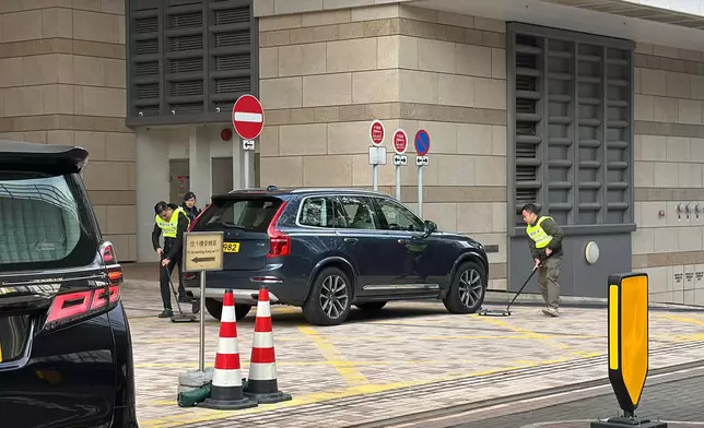 警員檢查出入車輛（巴士的報記者攝）