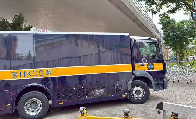 囚廾駛入法院（巴士的報記者攝）