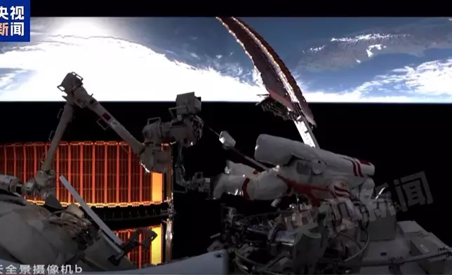 神舟十九號17日圓滿完成第一次出艙活動。央視影片截圖