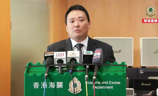 海關版權及商標調查科高級調查主任周凱文向傳媒講述行動詳情。海關FB影片截圖