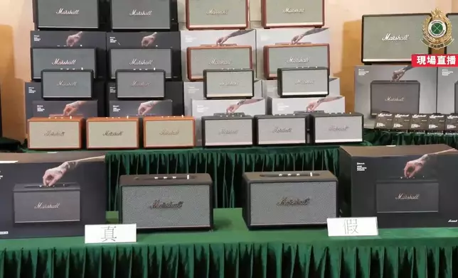 海關檢獲一批仿真度高的冒牌喇叭及無線耳機。海關FB影片截圖