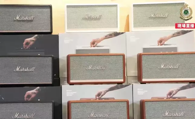 海關檢獲市值約140萬元冒牌喇叭及無線耳機。海關FB影片截圖