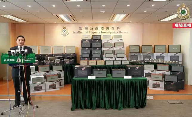 海關搗破一個售賣冒牌貨的連鎖零售集團，檢獲市值約140萬元冒牌喇叭及無線耳機。海關FB影片截圖
