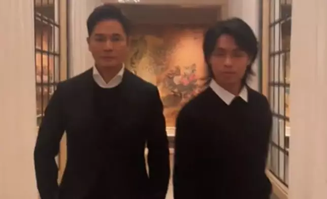 兩父子好有默契