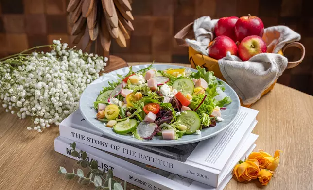 泰式酸辣汁烤魷魚煙火雞胸芝士合桃沙律 $108