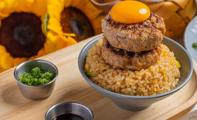 烤雙層豚肉漢堡配日式炒飯 $98