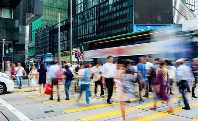 相信香港人明年必須繼續保持正能量，以良好的心態面對逆境中找突破。