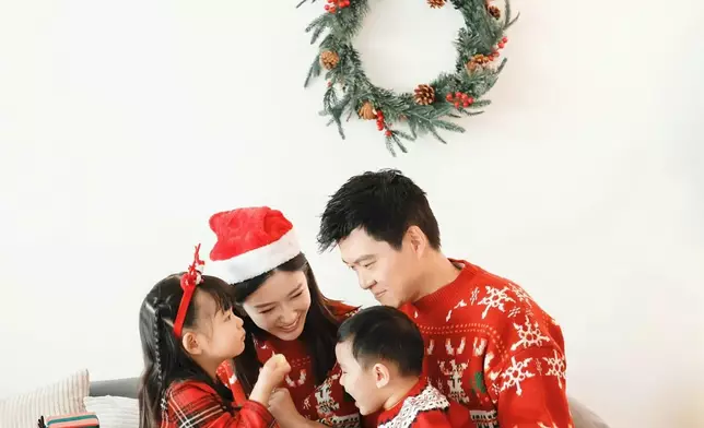 余香凝婚後有一子一女。