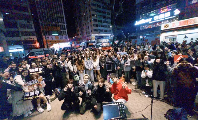 ROVER平安夜遊走香港busking。