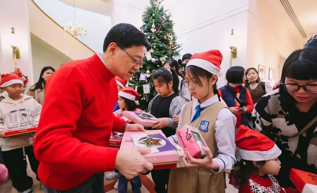 行政長官李家超和太太日前邀請南昌社區客廳的家庭，到禮賓府開聖誕派對，送上禮物。李家超ig圖片