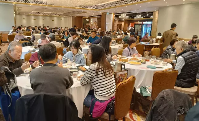 香港人都喜歡閒時去茶樓一盅兩件。資料圖片
