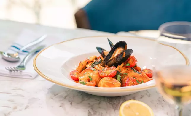 雙人歐陸美饌三道菜套餐 + 兒童餐一份。