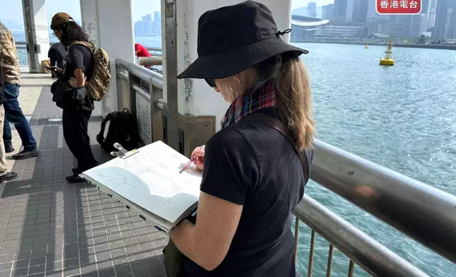 有人認為，紅球與周圍城市環境形成鮮明對比。