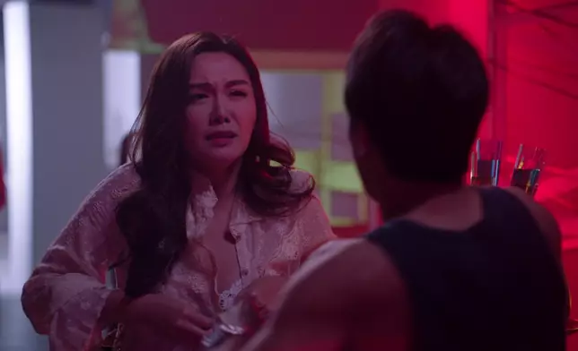 湯洛雯呢場戲望落好似好有苦衷咁。