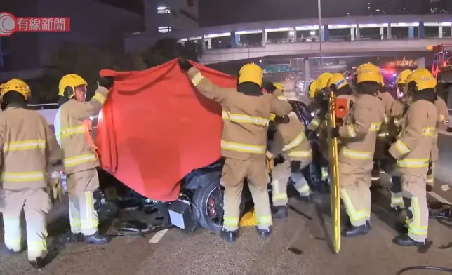 西九龍公路近奧運站元旦凌晨發生6車相撞交通意外，被撞的黑色私家車嚴重損毁，車上3人死亡。有線新聞影片截圖