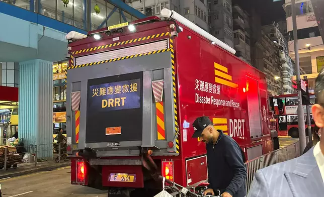 銅鑼灣波斯富街近羅素街，有石屎從高處墮下。fb圖片