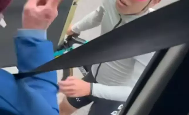 幾名單車騎士涉嫌辱罵小巴司機(左)。網上影片截圖