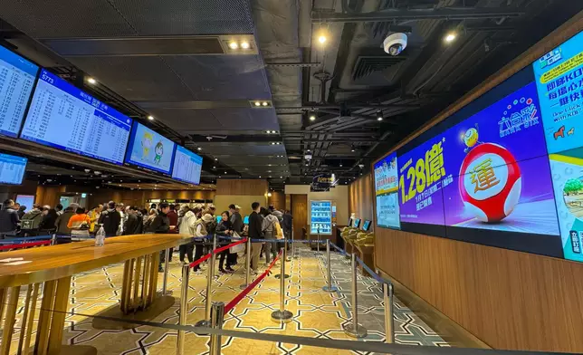 本月7日的六合彩頭獎彩金可達1.28億元。巴士的報記者攝