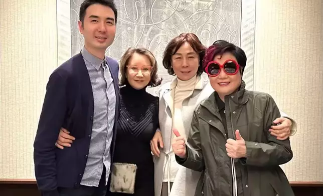 陳淑芬母子與甄妮，以及台灣金牌經理人兼製作人葛福鴻會照。