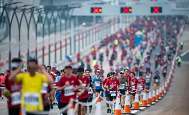 跑手沿途享受港珠澳大橋兩旁景色。