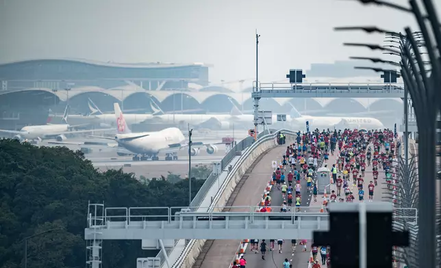 跑手沿途享受港珠澳大橋兩旁景色。