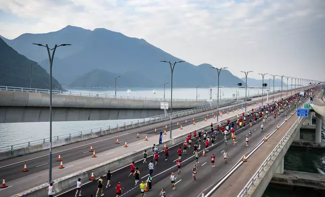 跑手沿途享受港珠澳大橋兩旁景色。