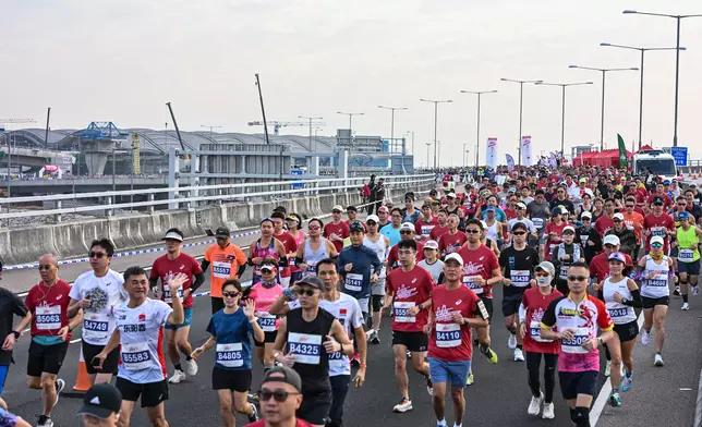 跑手沿途享受港珠澳大橋兩旁景色。