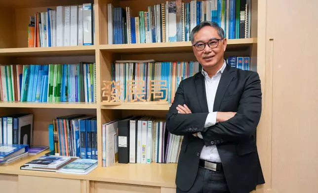 發展局常任秘書長（工務）劉俊傑表示，發展局一直重視人才互聯互通，其中專業資格認可對人才流動和技術交流至關重要，除了備案制度，去年亦設立職稱評審機制，讓香港建造業專業人士的專業水平、資歷和能力獲得國家評級和認可。（甯漢豪網誌）