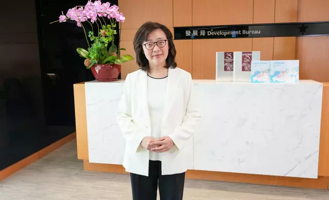 發展局局長甯漢豪表示，首批試點工程專業的職稱評價順利完成，是有開創意義的里程碑，體現了國家對香港專業人士的支持和關愛，是極大的鼓舞。（甯漢豪網誌）