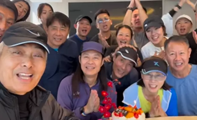 發哥及一眾跑友一同唱生日歌