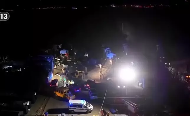 西藏日喀則市定日縣7日發生6.8級淺層地震後，災區度過震後第一個夜晚。央視影片截圖