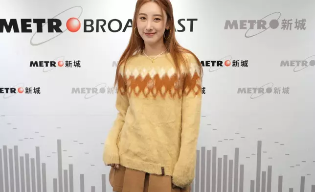 Angela透露自己主動邀請洪卓立合唱。