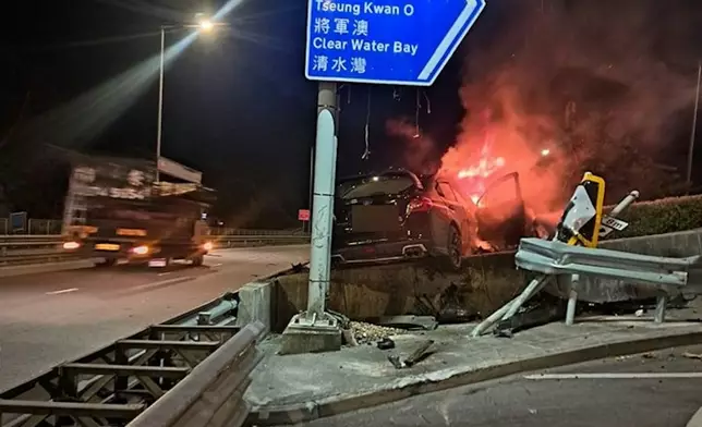 私家車焚毁。 Billy Ching FB